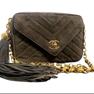 RARE Vintage CHANEL Chevron V-Line Fringe Bijou Chain Shoulder Bag – Brown Suede